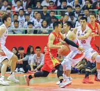 里程碑夜！山东男篮单刀错失，德国杯赛后刷纪录，气氛紧张，身体对抗强度拉满(山东男篮比赛视频回放)