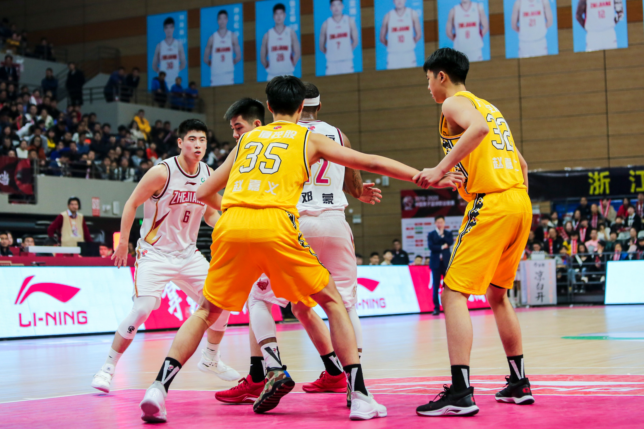 广厦男篮迎来里程碑备战中超里尔清晨官宣签约，现场解说直呼：窗口期圣安东尼奥马刺调整名单以备欧冠的简单介绍